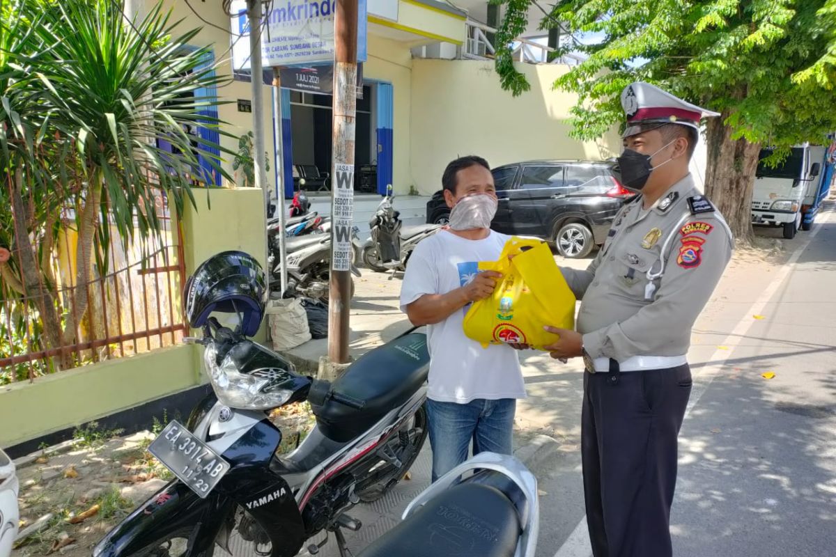 Satlantas Polres SumbawaLaksanakan "Patroli Sedekah"