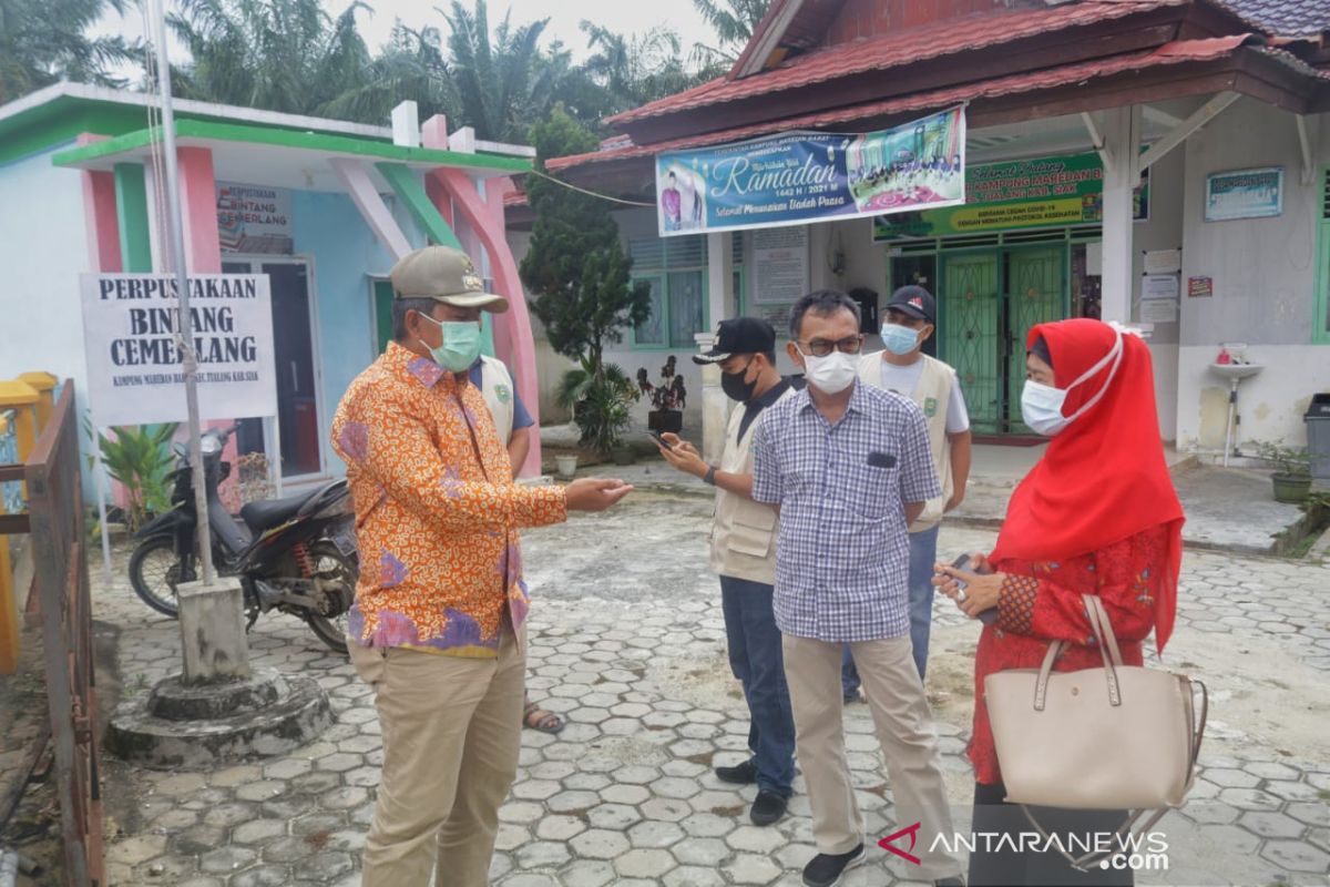 Bupati Siak bagikan masker di dua kampung zona oranye COVID-19