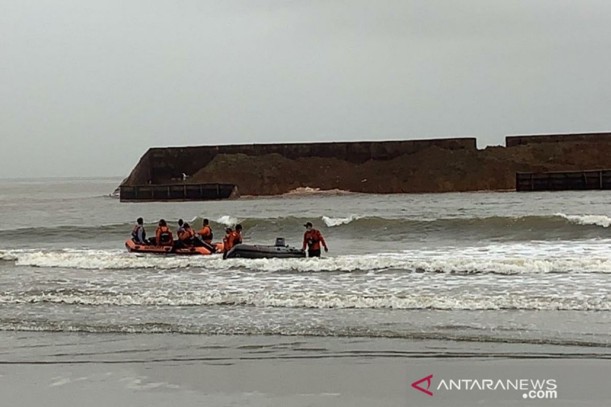 Tim SAR belum menemukan wisatawan tenggelam di Pantai Batu Gong