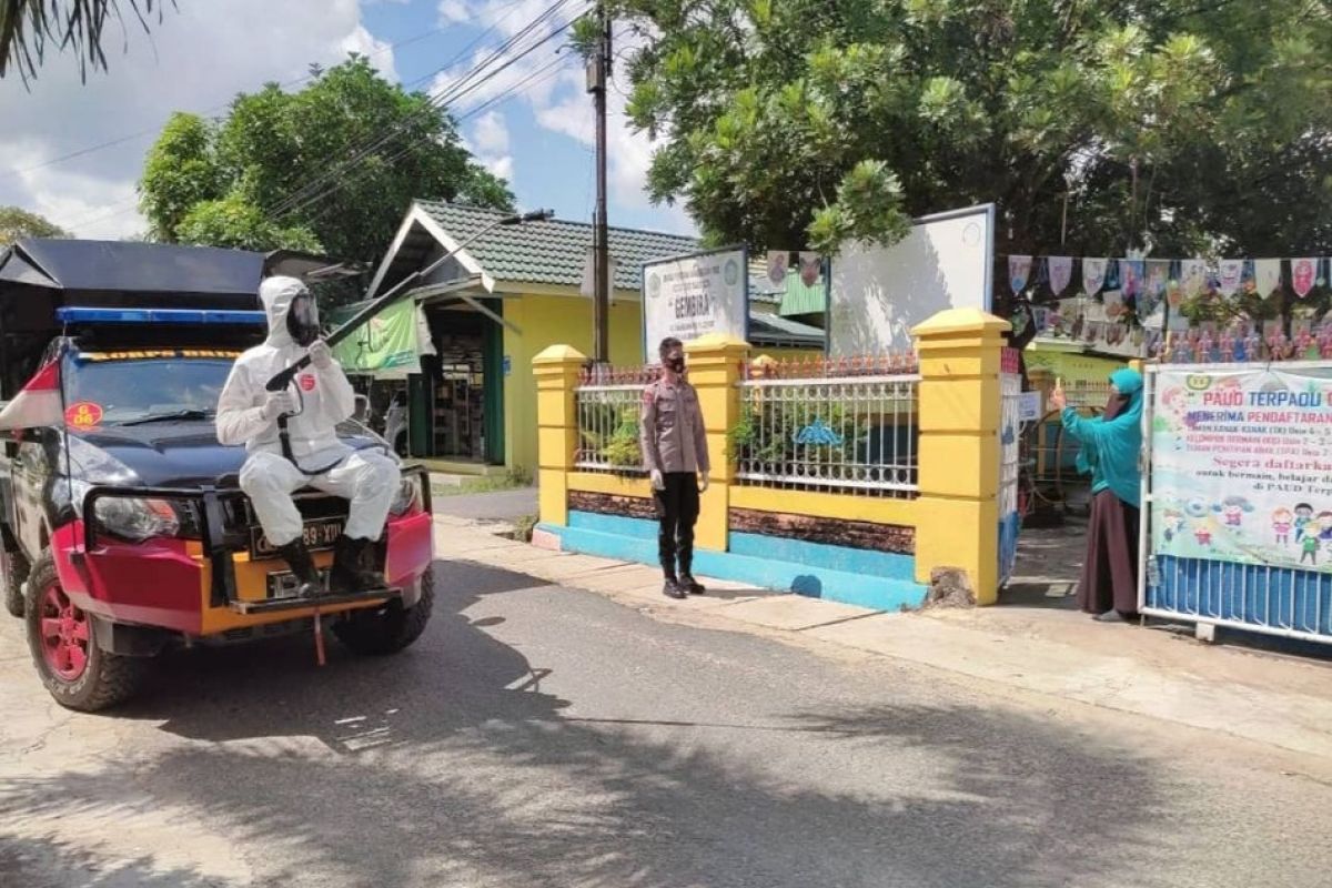 Cegah virus corona, Babinsa lakukan penyemprotan fasilitas umum di Simeulue