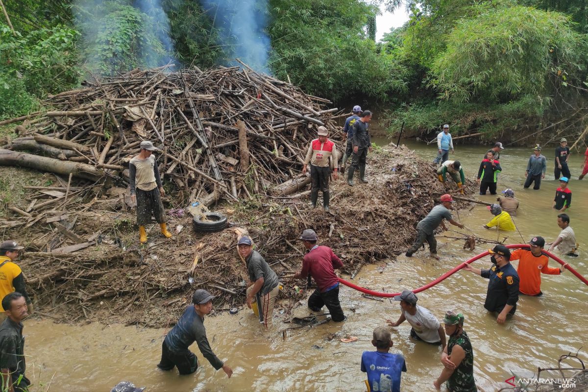 Ratusan warga Kecamatan LAS dan Haruyan gotong-royong bersihkan sungai yang tersumbat sampah