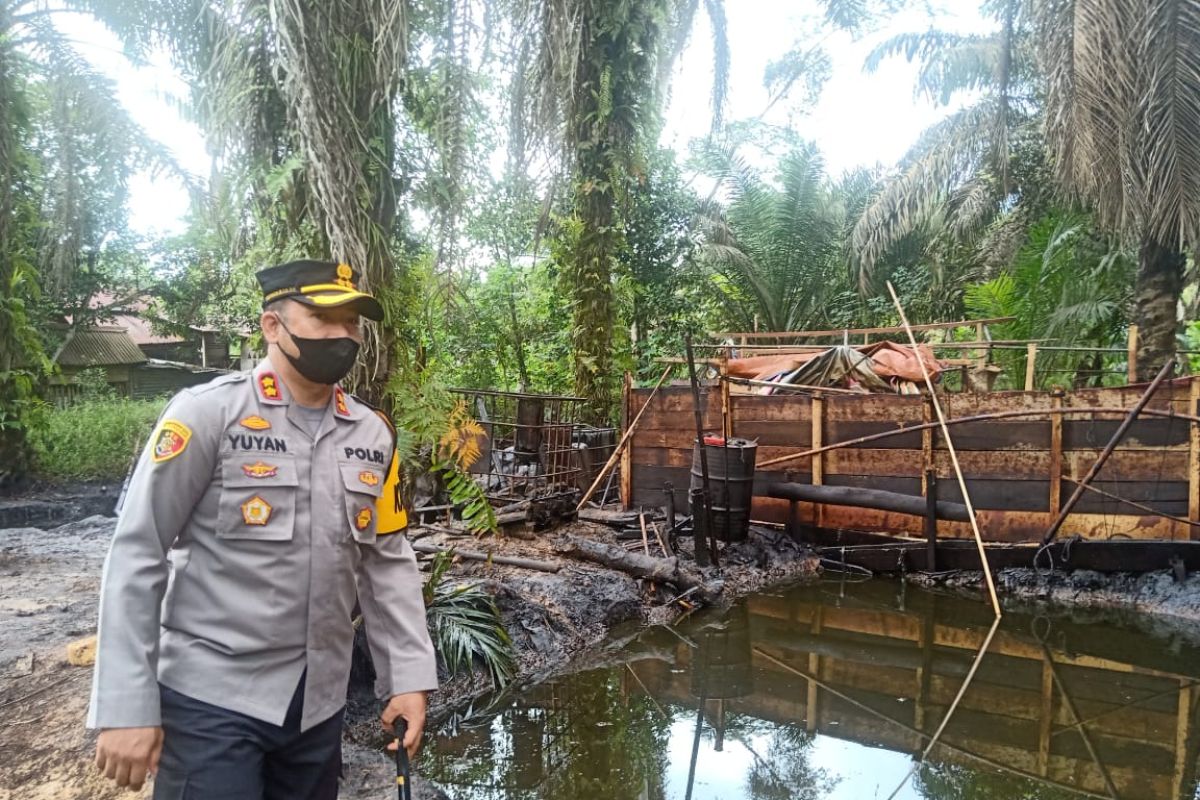 Polisi bersama tim terpadu tutup sumur minyak ilegal di Muarojambi