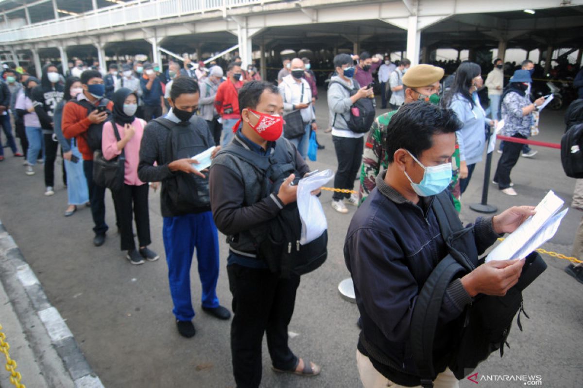 Penumpang KRL belum banyak menggunakan STRP