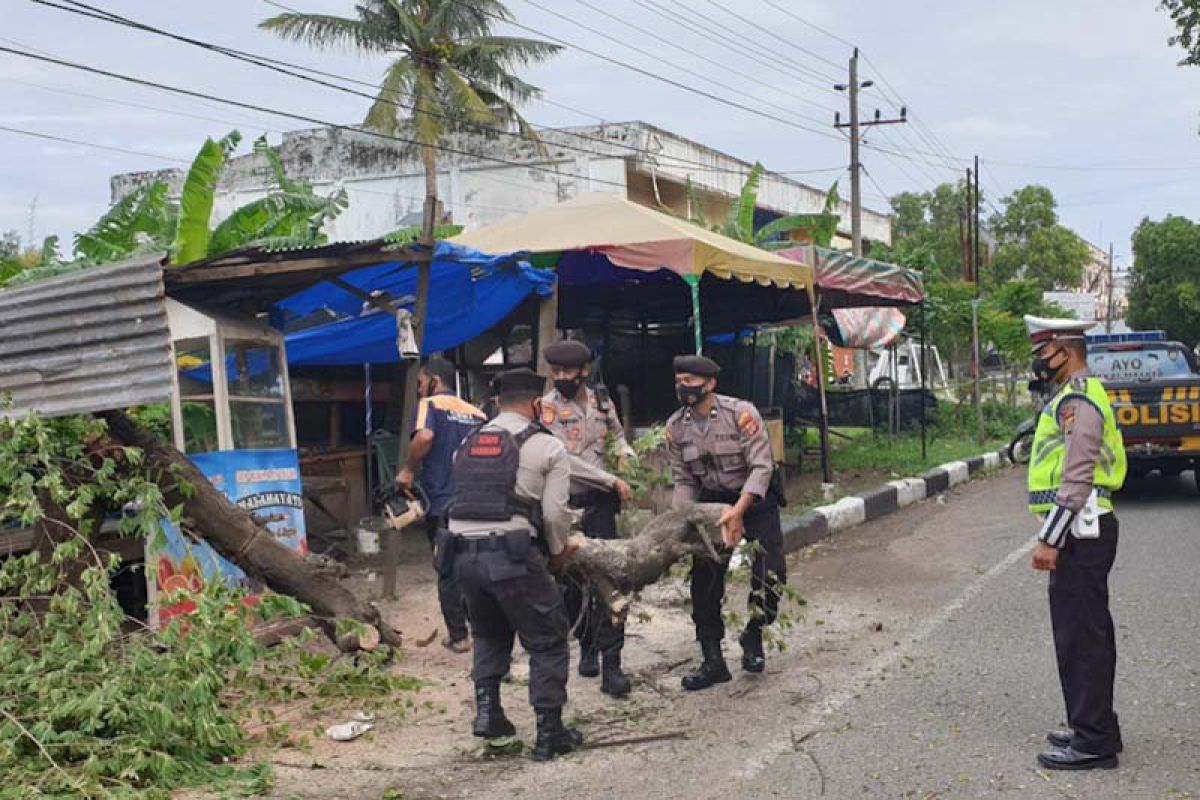 Polda Aceh imbau pengguna jalan waspada hujan deras dan angin kencang