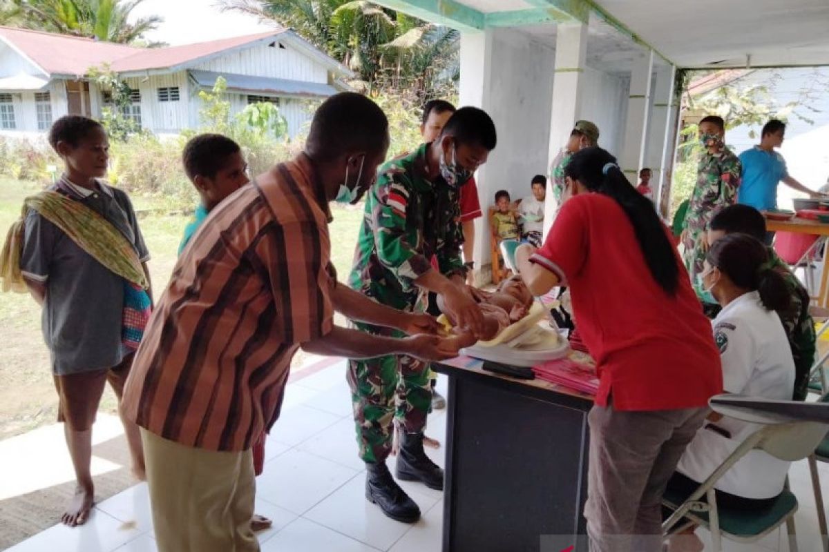 Satgas TNI Yonif 403 bantu layanan posyandu warga perbatasan Pegunungan Bintang