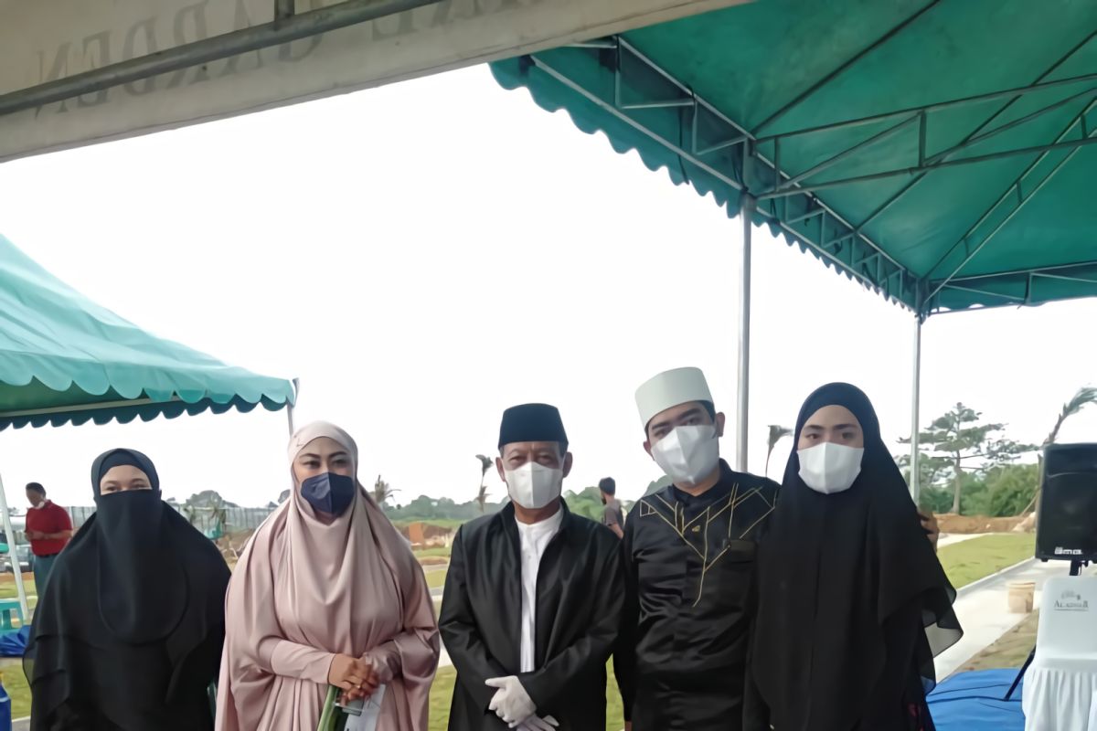 Ibunda Ustadz Solmed dimakamkan di Al Azhar Memorial Garden