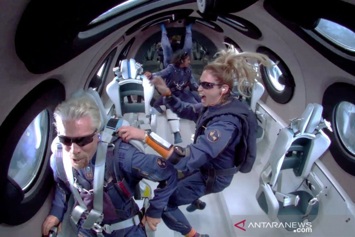 Miliarder Richard Branson sukses terbang ke angkasa dengan Virgin Galactic