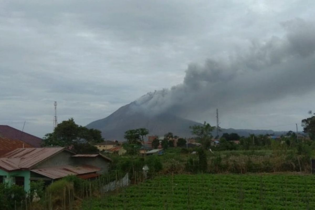 Gunung Sinabung dua kali semburkan abu vulkanik