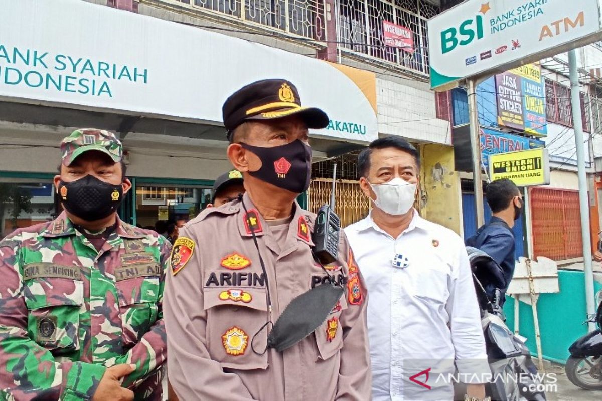 Petugas gabungan sosialisasi PPKM darurat ke  sektor esensial di Medan