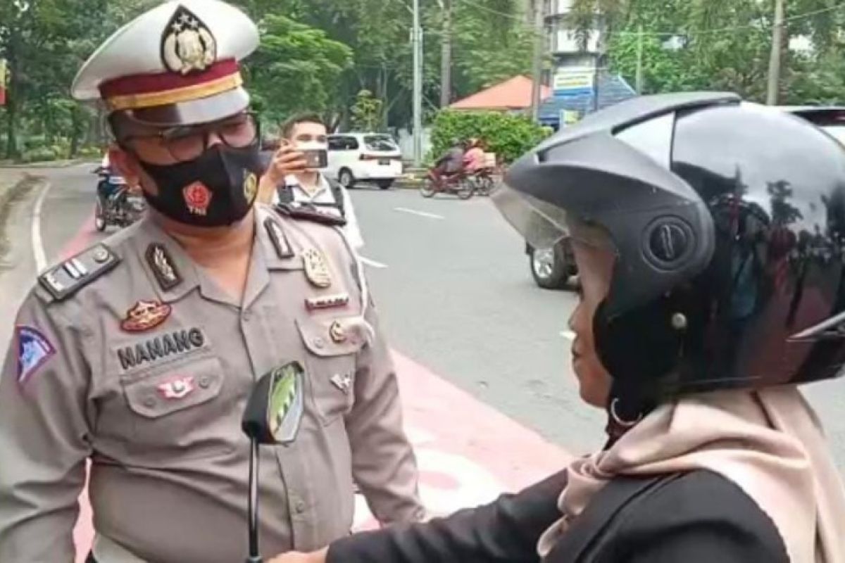 Polisi di Medan sampaikan imbauan prokes pada pengendara dengan pantun