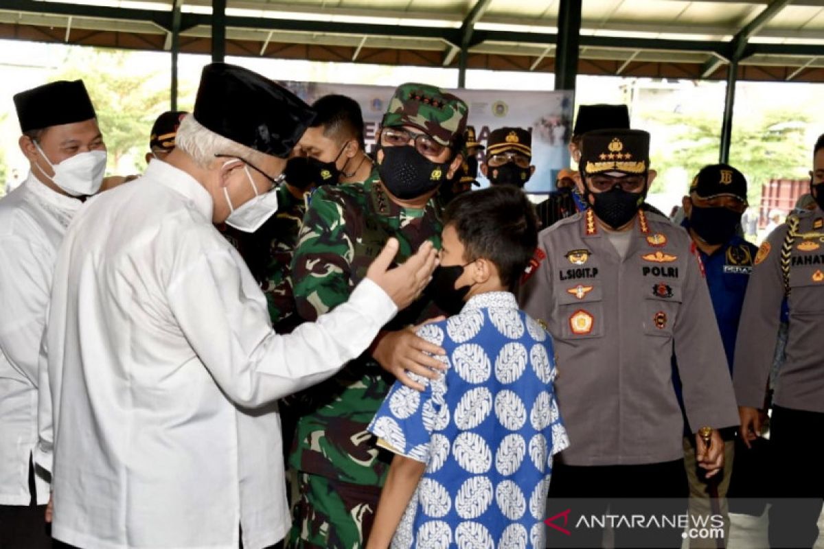 Panglima TNI tinjau vaksinasi COVID-19 di kampus dan pesantren Jakarta