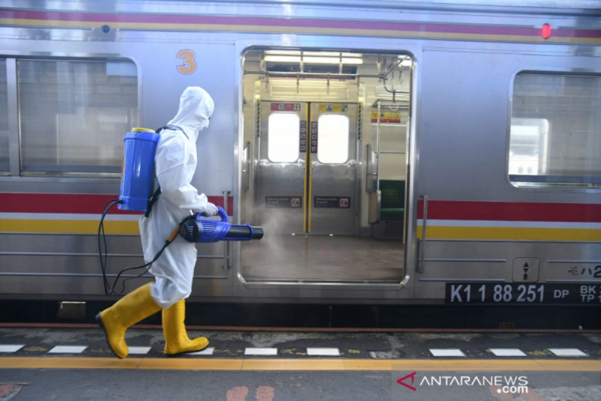 Tim Velox BIN edukasi vaksinasi dan disinfektan di stasiun Bogor