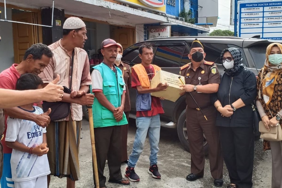 Kejari Banda Aceh bersama IAD bagikan sembako untuk fakir miskin dan disabilitas