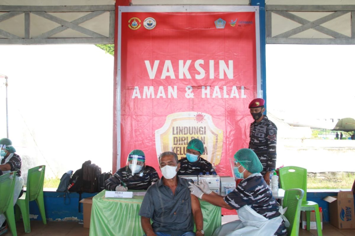 TNI AL laksanakan Serbuan Vaksinasi di Monumen Trikora Bitung