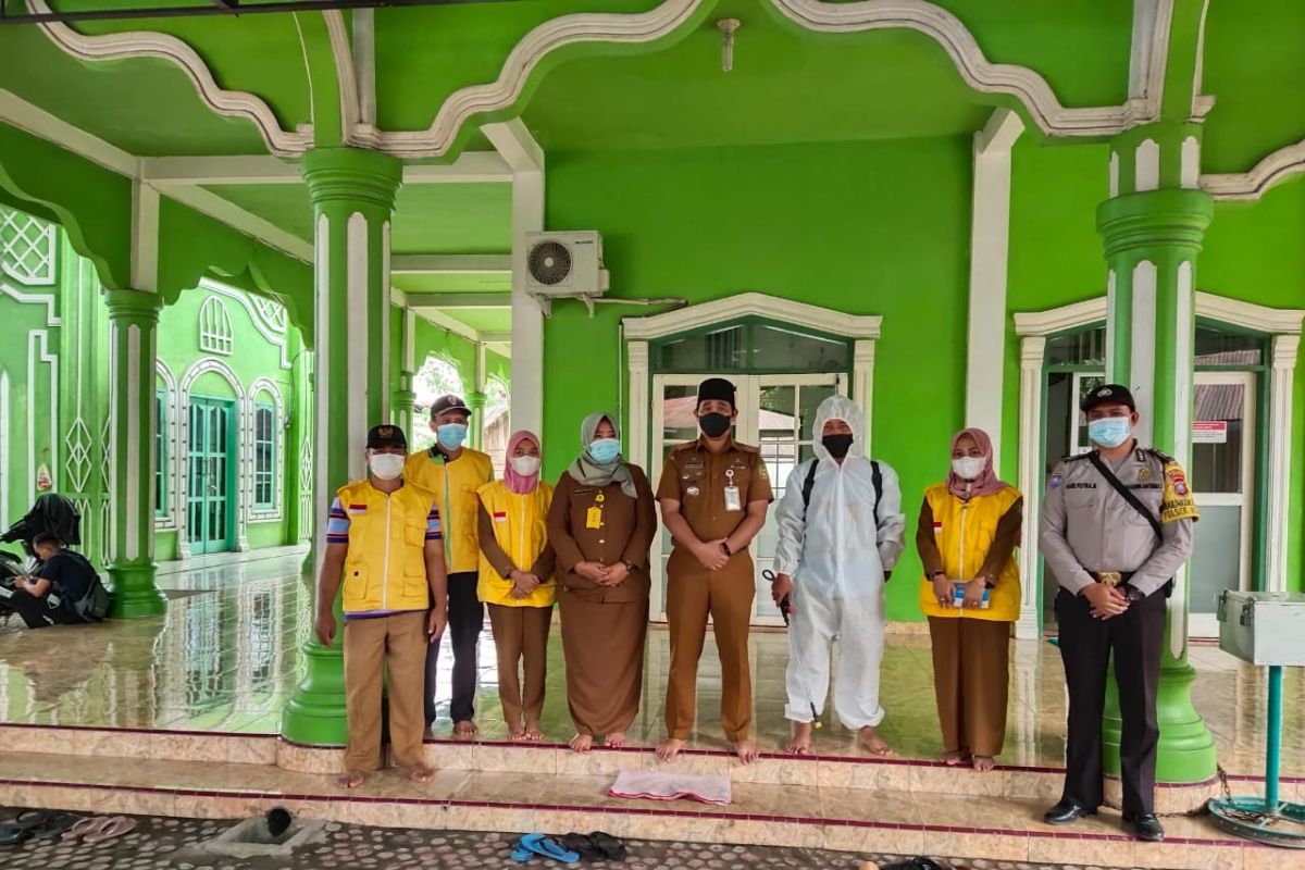 Masjid dan mussolla di Kecamatan Hinai disemprot disinfektan