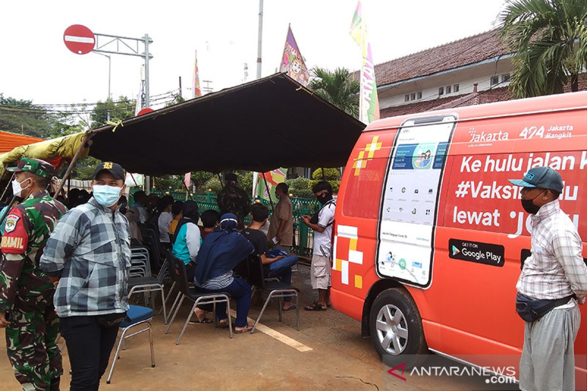 Mobil vaksinasi keliling sasar enam titik di Jaksel