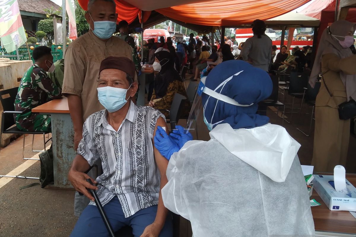 Kebut vaksinasi dengan mobil keliling di Jakarta