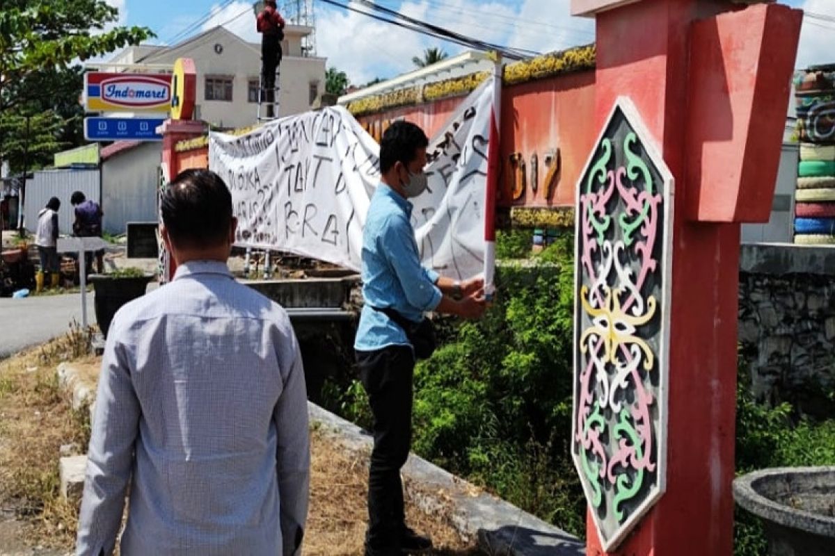 Polisi selidiki pemasang spanduk provokatif tidak percaya COVID-19