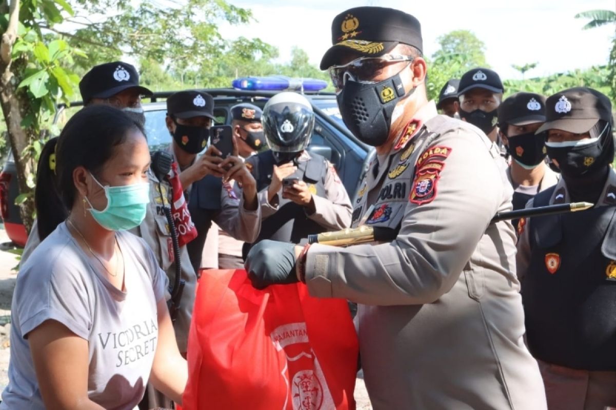 TNI dan Polri distribusikan bansos untuk pelaku UMKM terdampak COVID-19