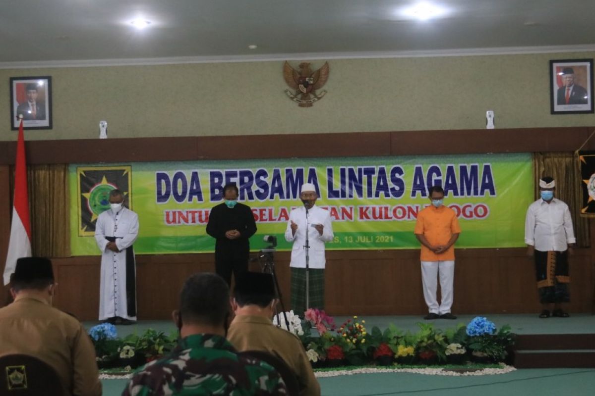 Kemenag Kulon Progo menggelar doa bersama kendalikan penyebaran COVID-19