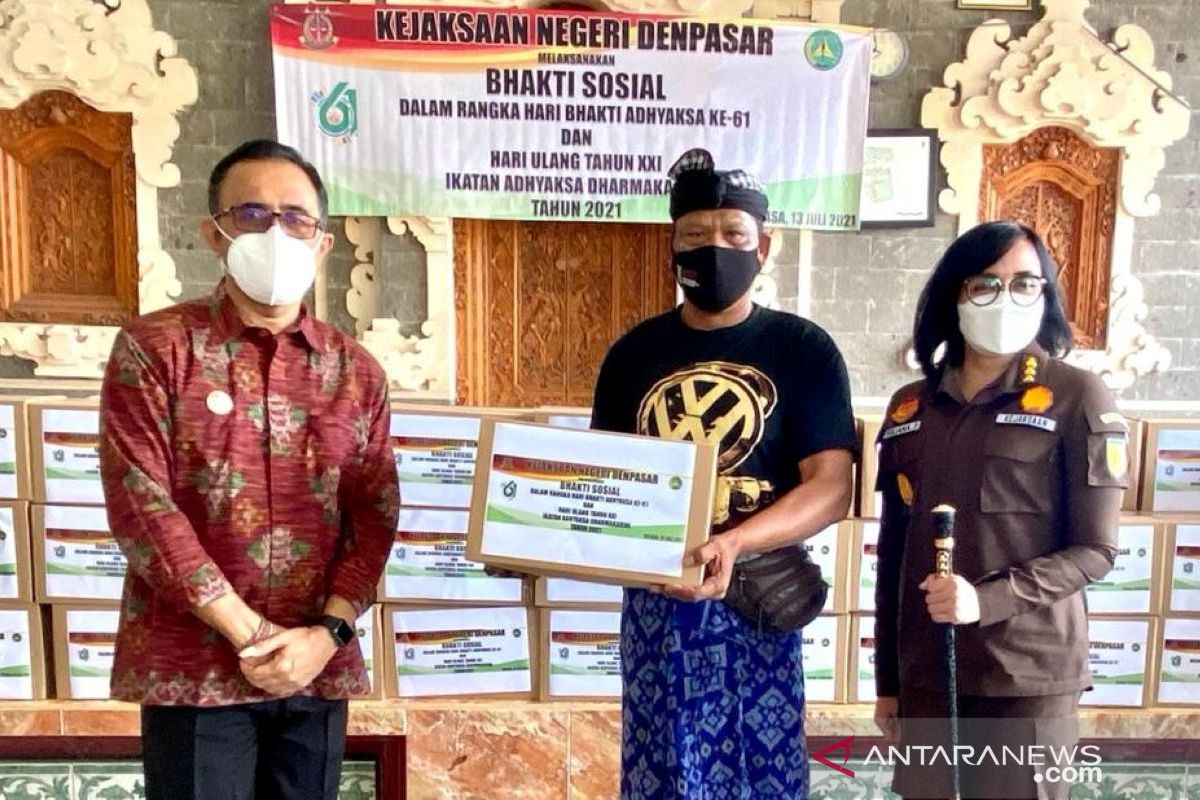 Kejari-Pemkot Denpasar berikan sembako ke warga