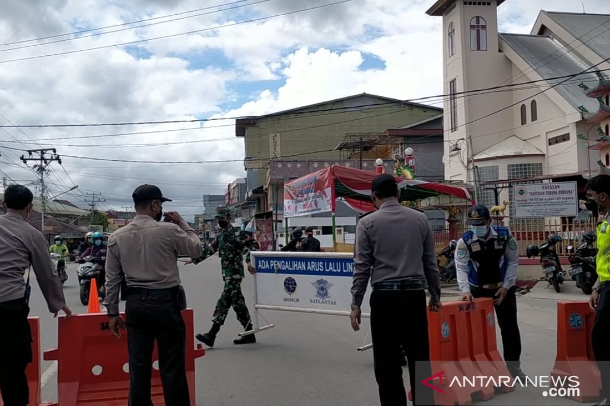 TNI-Polri Kota Singkawang bagikan bantuan untuk PKL terdampak PPKM darurat