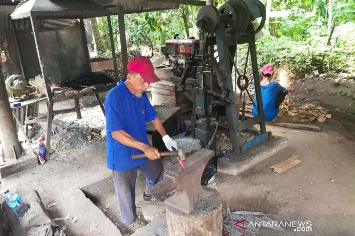 Abbas sang pandai besi pejuang di tengah pandemi