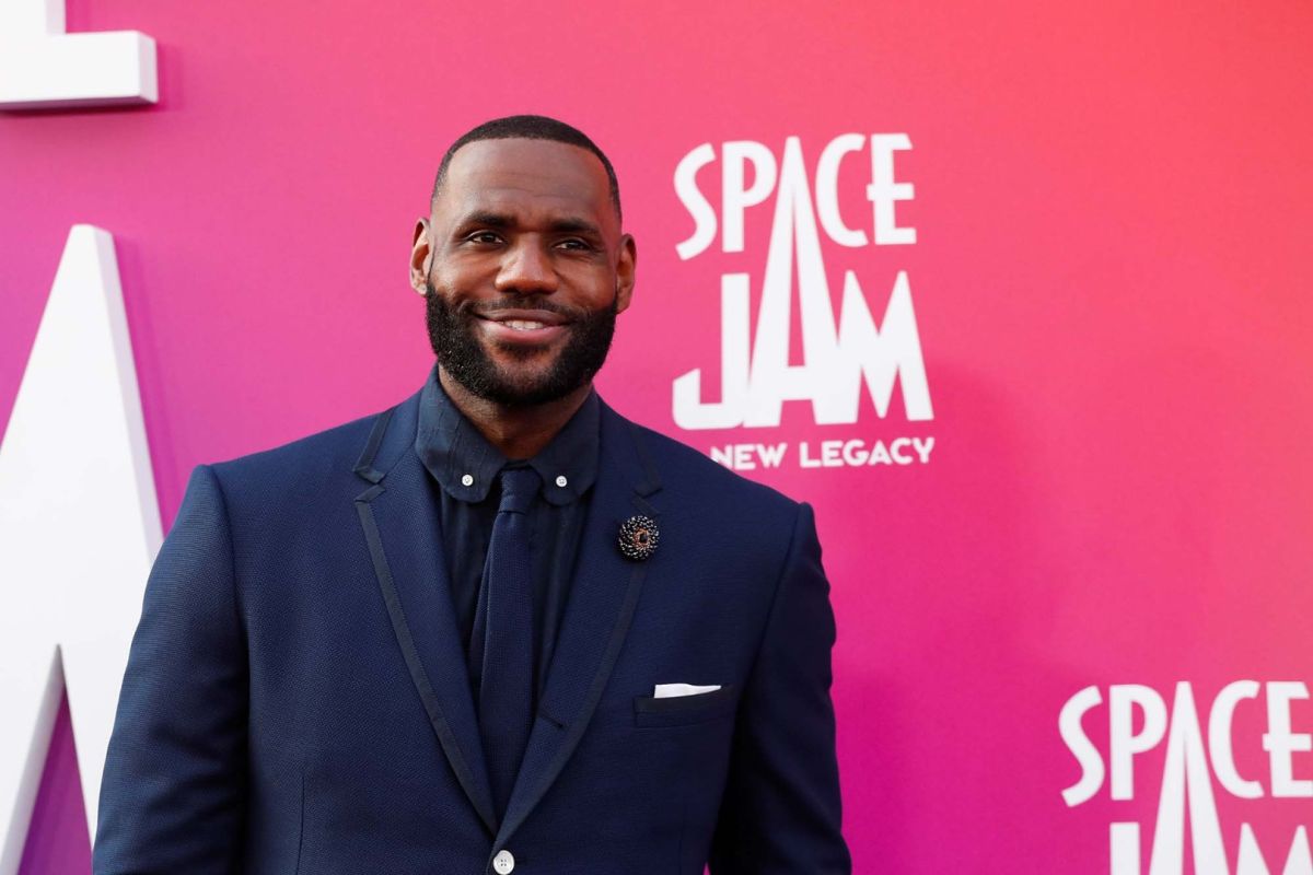 LeBron James jadi pebasket NBA  paling tajir sejagat