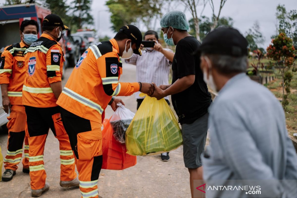 Banda Balikpapan peduli petugas pemakaman jenazah COVID-19