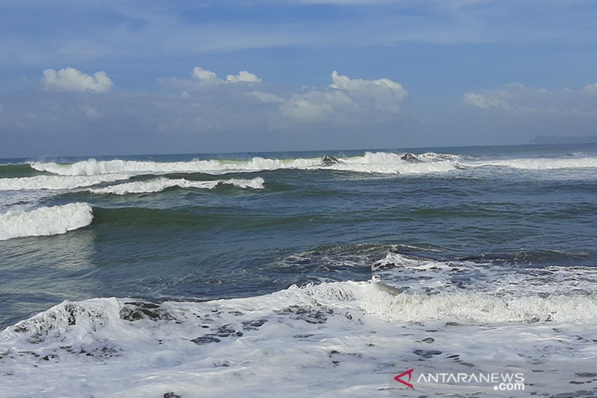 BMKG prakirakan tinggi gelombang laut selatan Jabar-DIY capai 6 meter