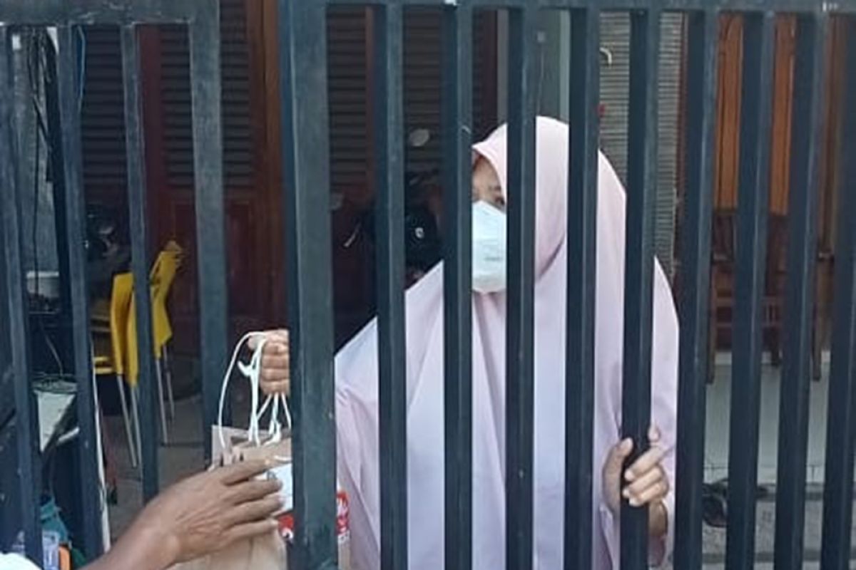 Sejumlah elemen gelar aksi sosial beri makan warga isoman di Surabaya