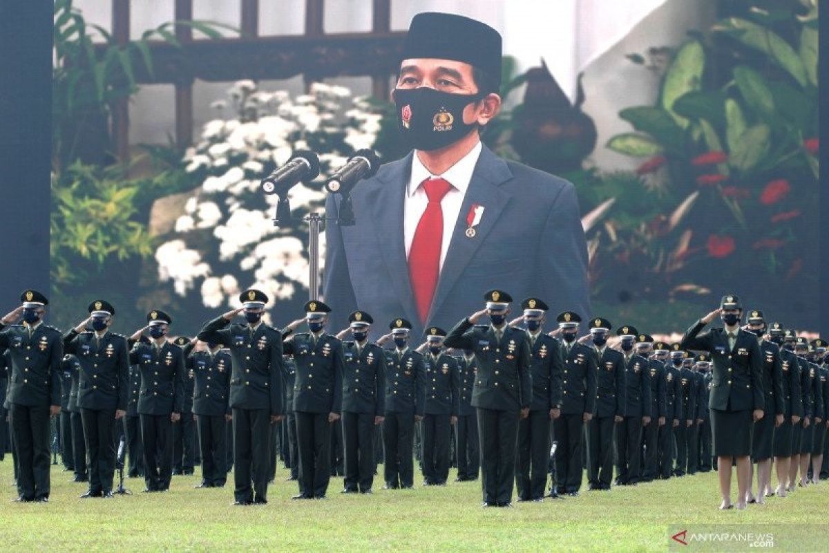 Presiden Jokowi melantik 700 perwira TNI dan Polri