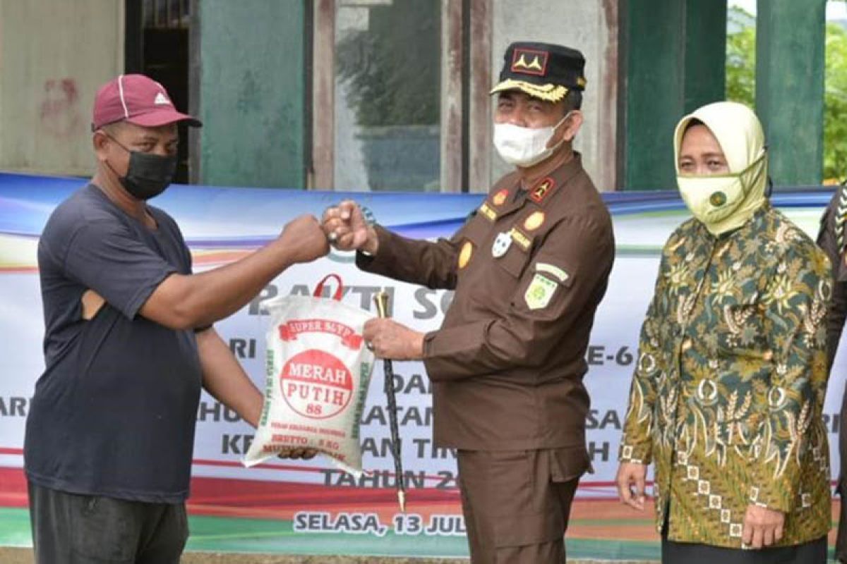 Korps Adhyaksa ribuan masker dan sembako