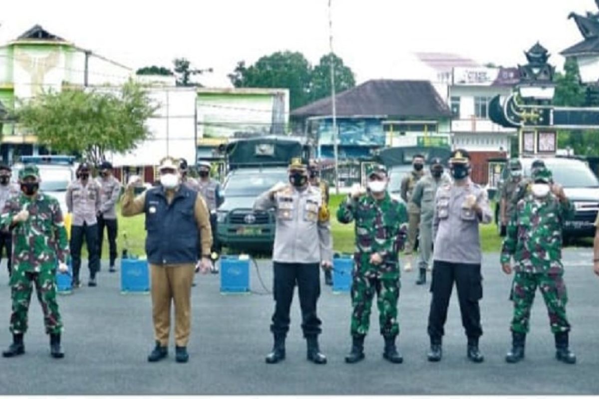 Pemkab Dairi semprot sejumlah lokasi rawan penyebaran  COVID-19