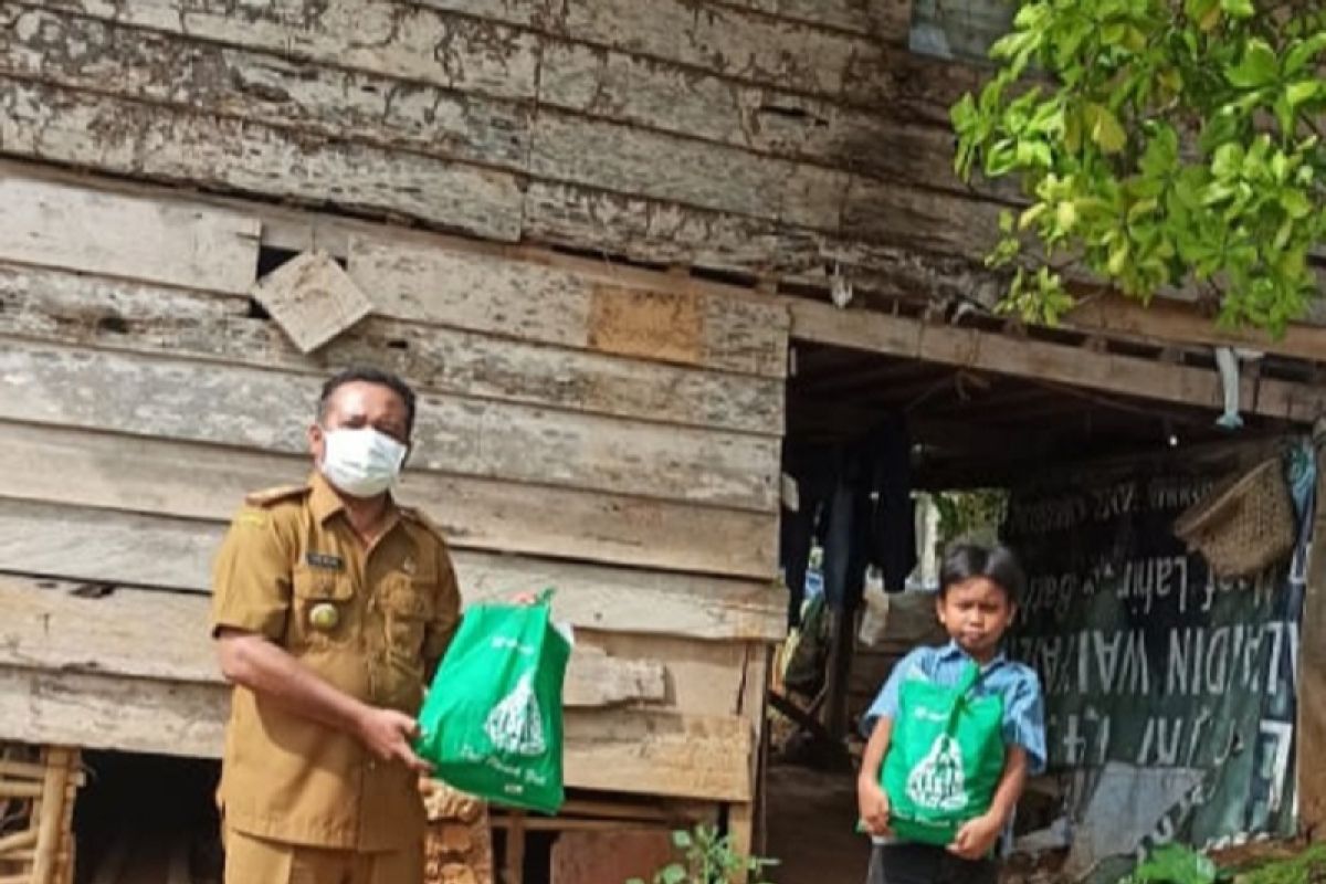 Satgas Baubau bagikan sembako kepada warga terpapar COVID-19