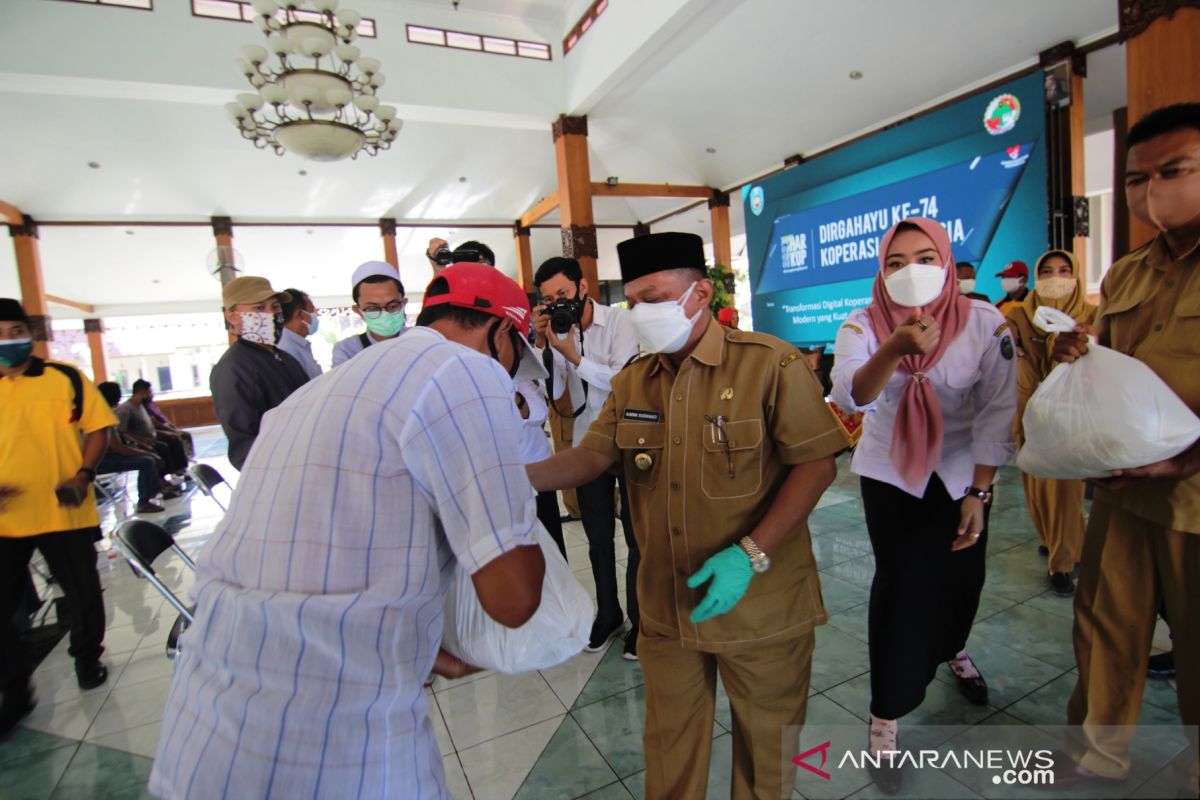 Bupati Situbondo salurkan bantuan sembako ke pedagang kaki lima terdampak PPKM