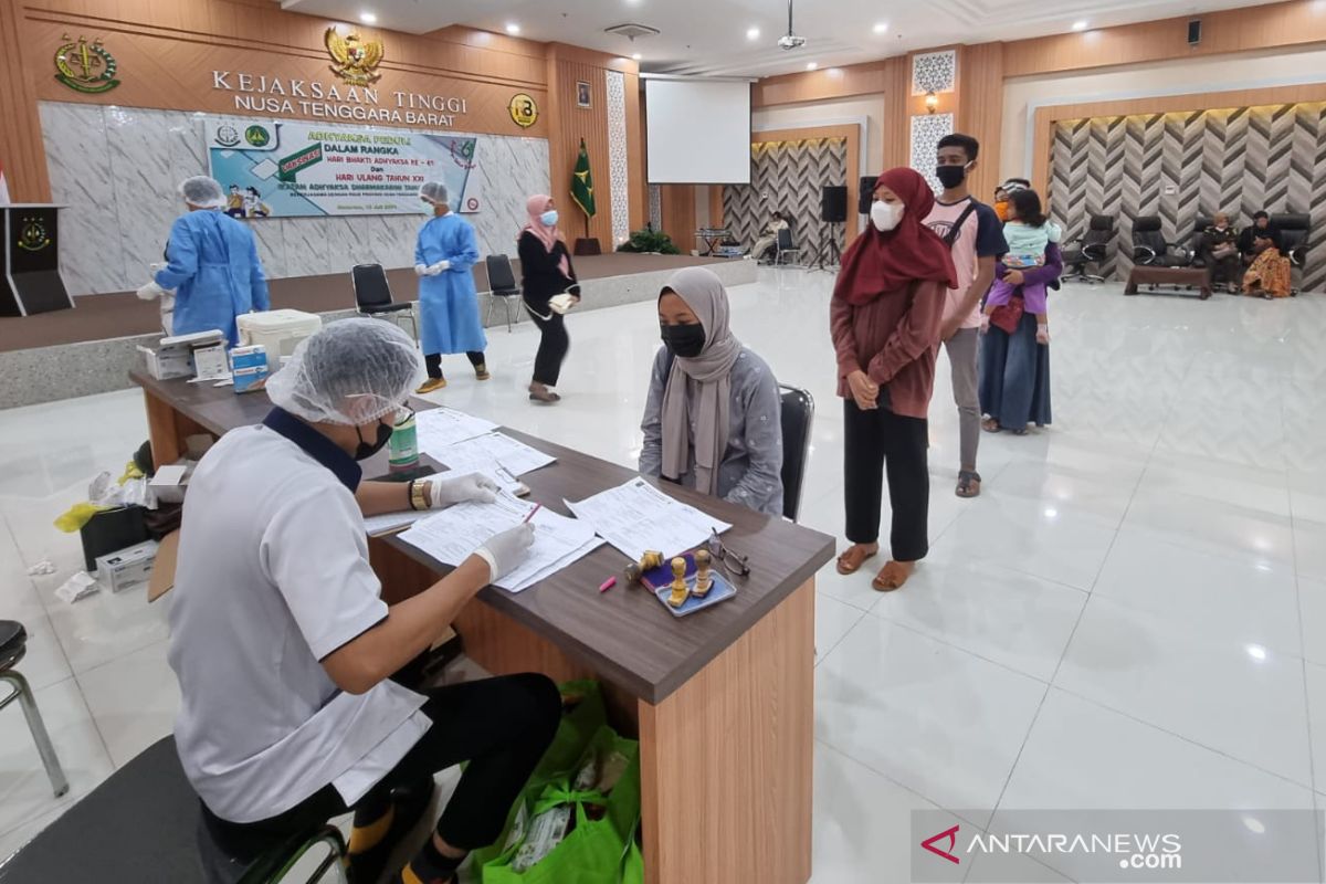 Kejaksaan di NTB bagi sembako dan gelar vaksinasi massal