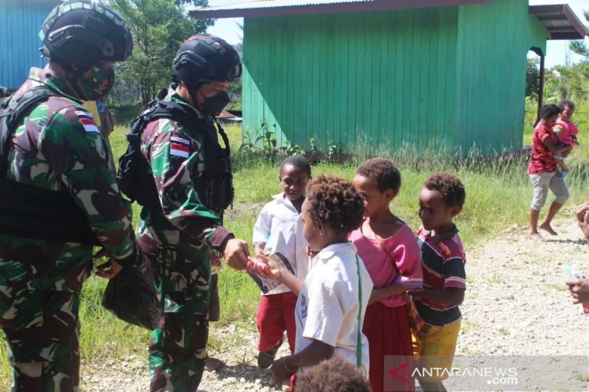 Satgas TNI kunjungi warga pegunungan Bintang jalin silaturahmi