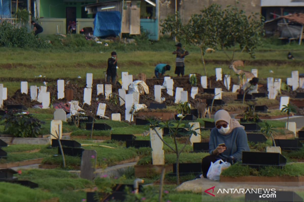 Kabupaten Bekasi sehari makamkan puluhan jenazah COVID-19