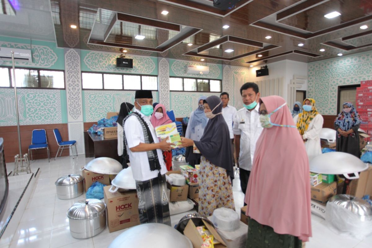 Tingkatkan ekonomi di tengan pandemi, Pemkab Aceh Besar serahkan bantuan ekonomi produktif