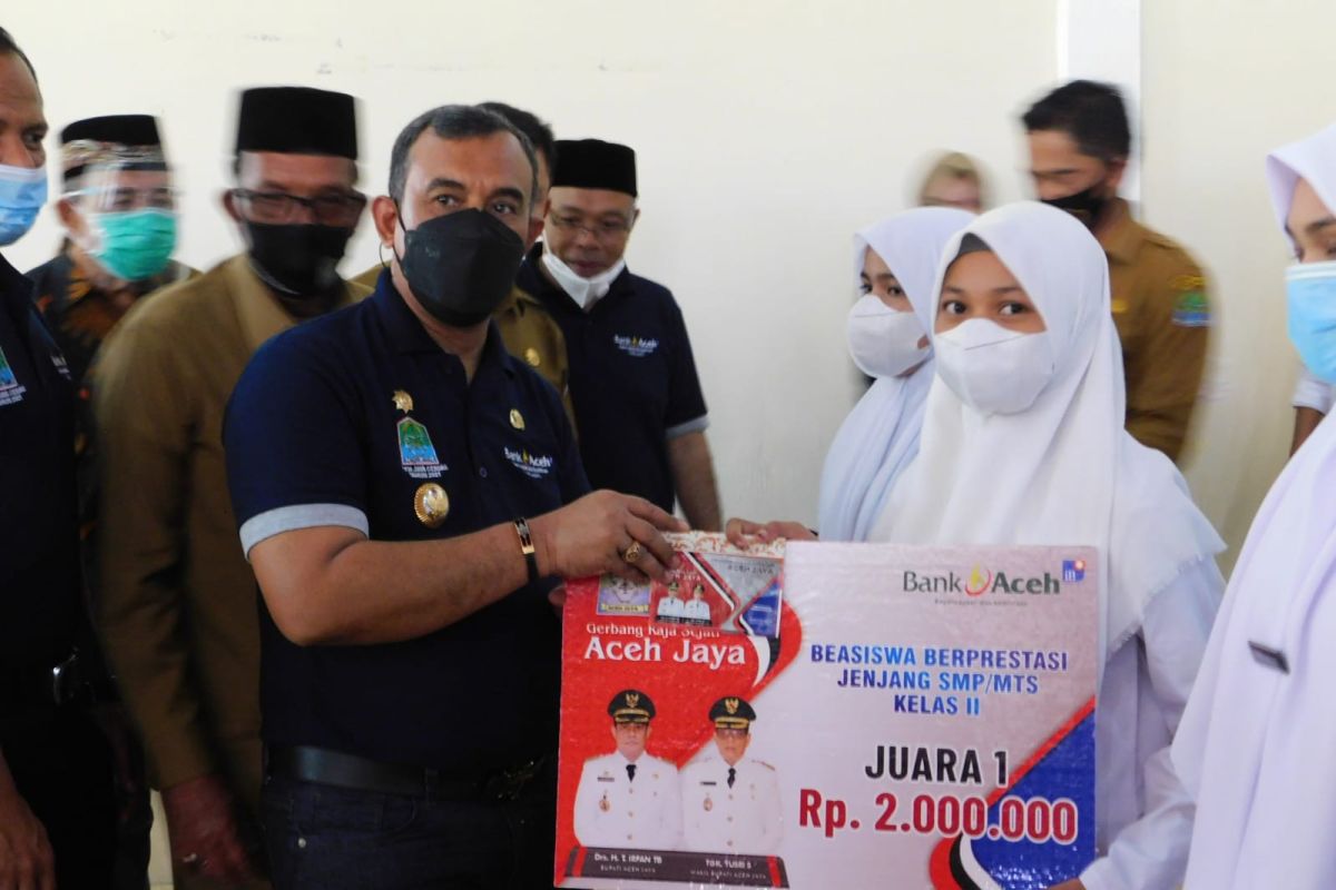 Pemkab Aceh Jaya salurkan beasiswa untuk 16.300 siswa