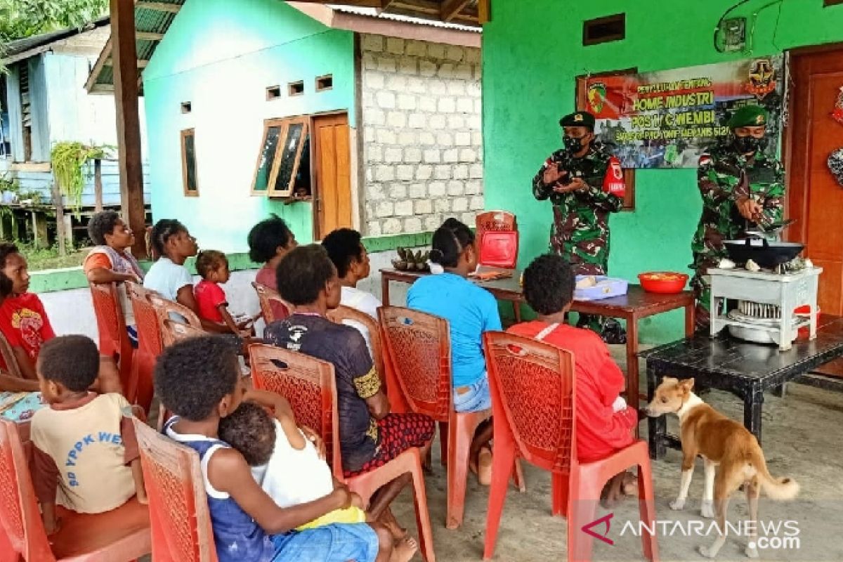 Mantap, Satgas TNI ajarkan warga di perbatasan di Papua membuat keripik pisang