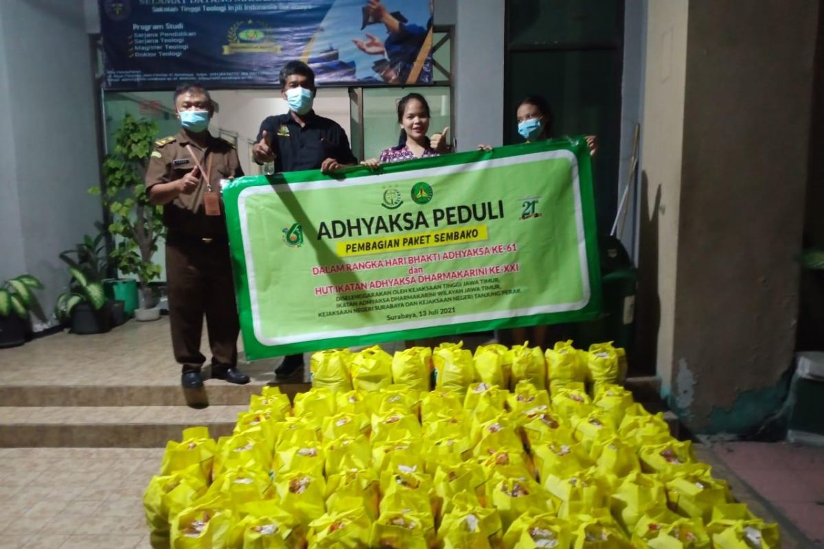 Kejati Jatim bagikan 20.400 paket sembako kepada warga terdampak pandemi