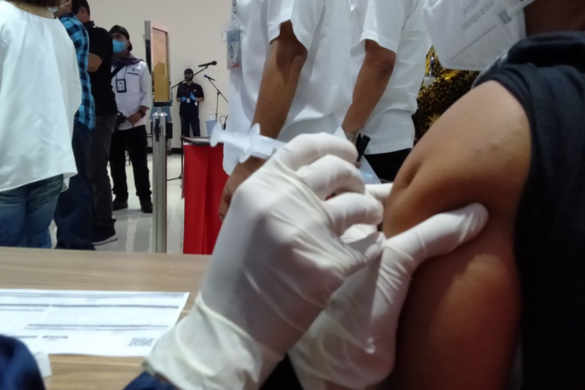 Keganjilan penyuntikan vaksin COVID-19 Karawang dikonfirmasi bupati