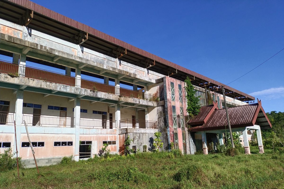 Stadion Simeulue memperihatinkan, bangunan ditumbuhi semak belukar