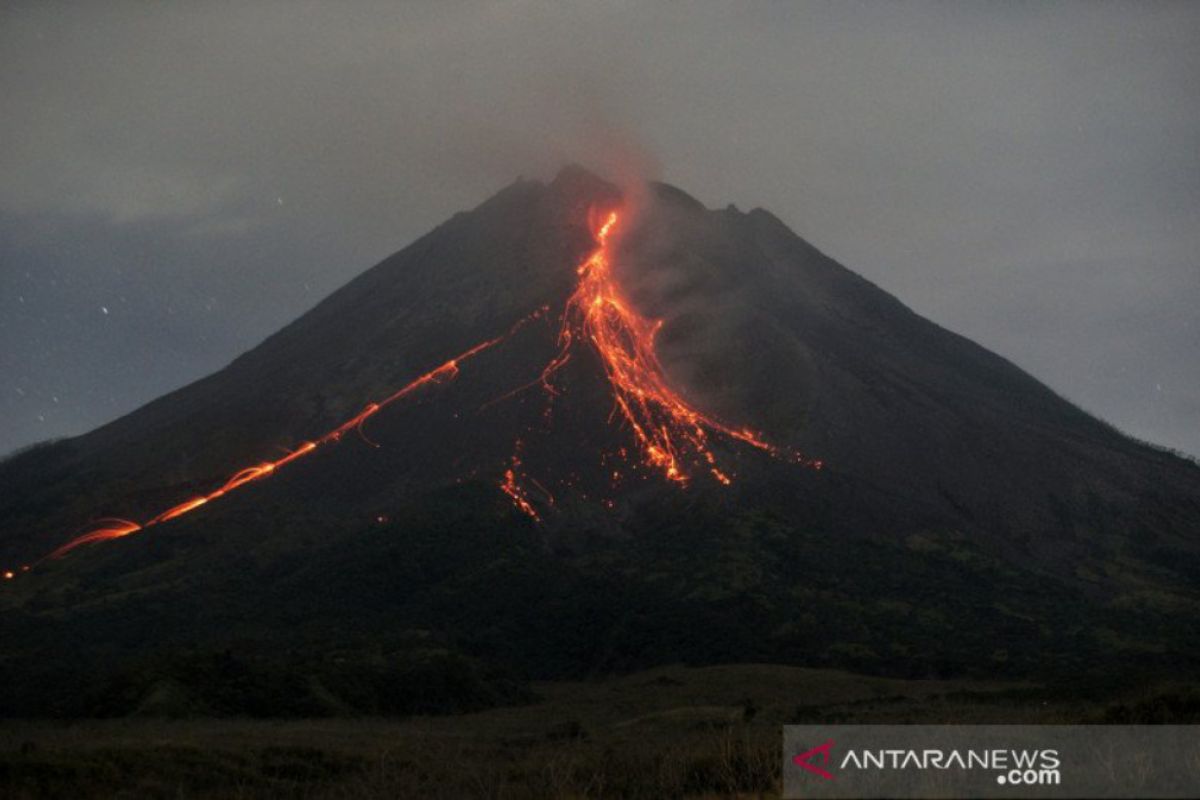 Gunung Merapi meluncurkan  guguran lava pijar sejauh 1.800 meter