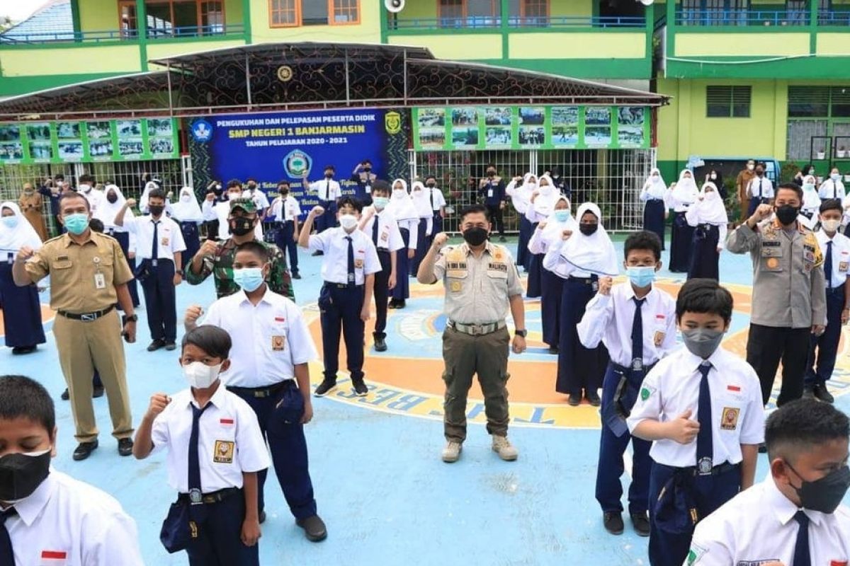 Pembukaan sekolah di Banjarmasin di tengah lonjakan kasus COVID-19 pada anak