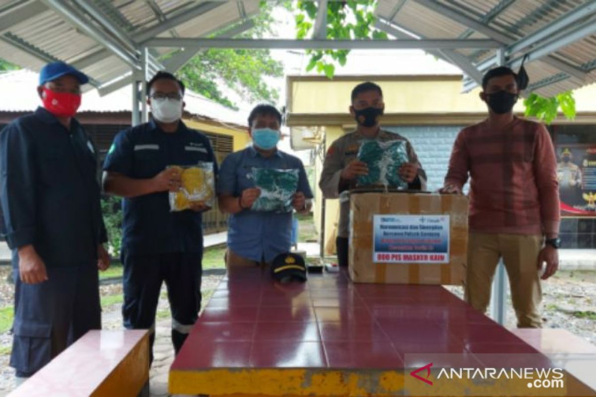 Ajak masyarakat disiplin prokes, PT Timah bagikan ratusan masker untuk warga Belitung Timur