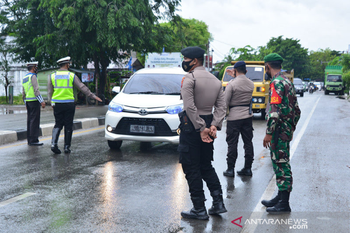 Pemeriksaan di pos penyekatan PPKM Mikro Aceh dilakukan secara humanis