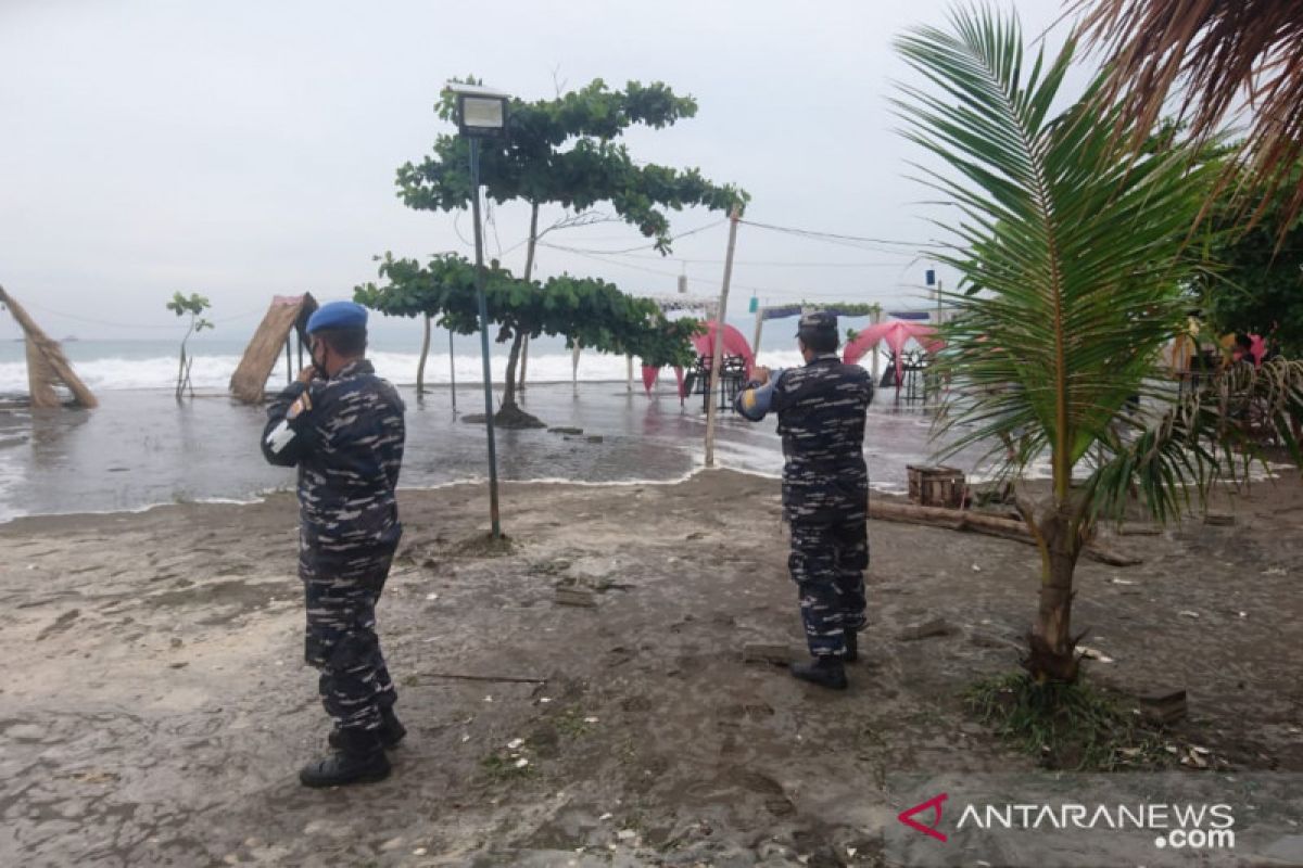 Waspada gelombang tinggi di laut selatan Sukabumi capai enam meter